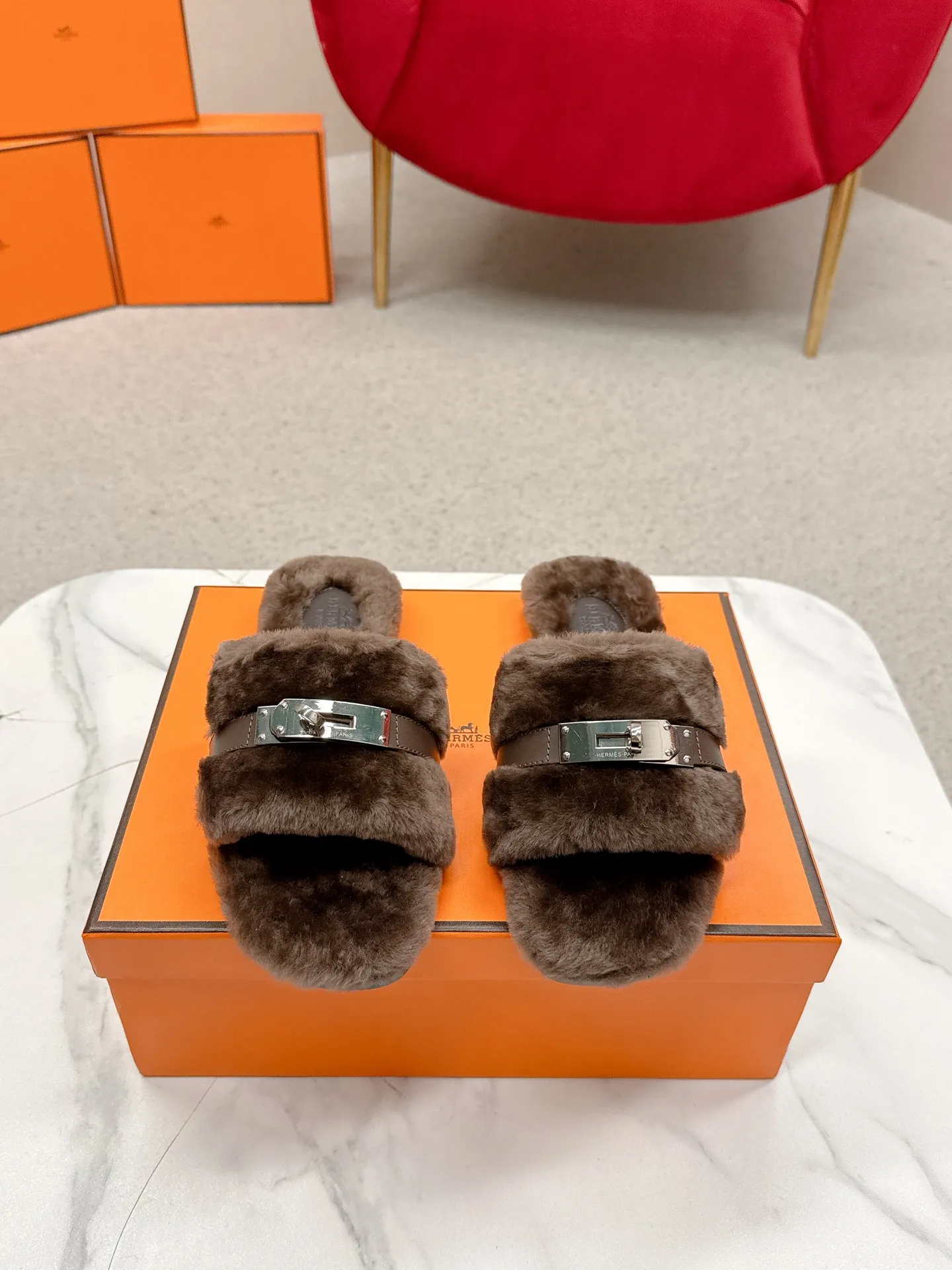 👟👟Ex-factory price 480👟👟 Hermes 🐎25/ Latest Autumn and Winter fur one-piece fur slippers KeIIy locks are embellished on the uppers with palladium plating to reflect low-key light. This year’s fabrics are made of lamb wool, which is fluffy and cute. It feels like stepping on clouds. Wear it barefoot or with socks, it is very fashionable 🎁 Paired with suit pants, it is an invisible shirt in the workplace. Echoing the knitted skirt, it has become a standard accessory for lazy afternoons. Pair it with jeans for a more casual style. ✔️Fabric: wool ✔️Inner lining: imported lamb wool ✔️Sole: original leather sole ✔️Size: #35-42 (customized at 40.41.42)